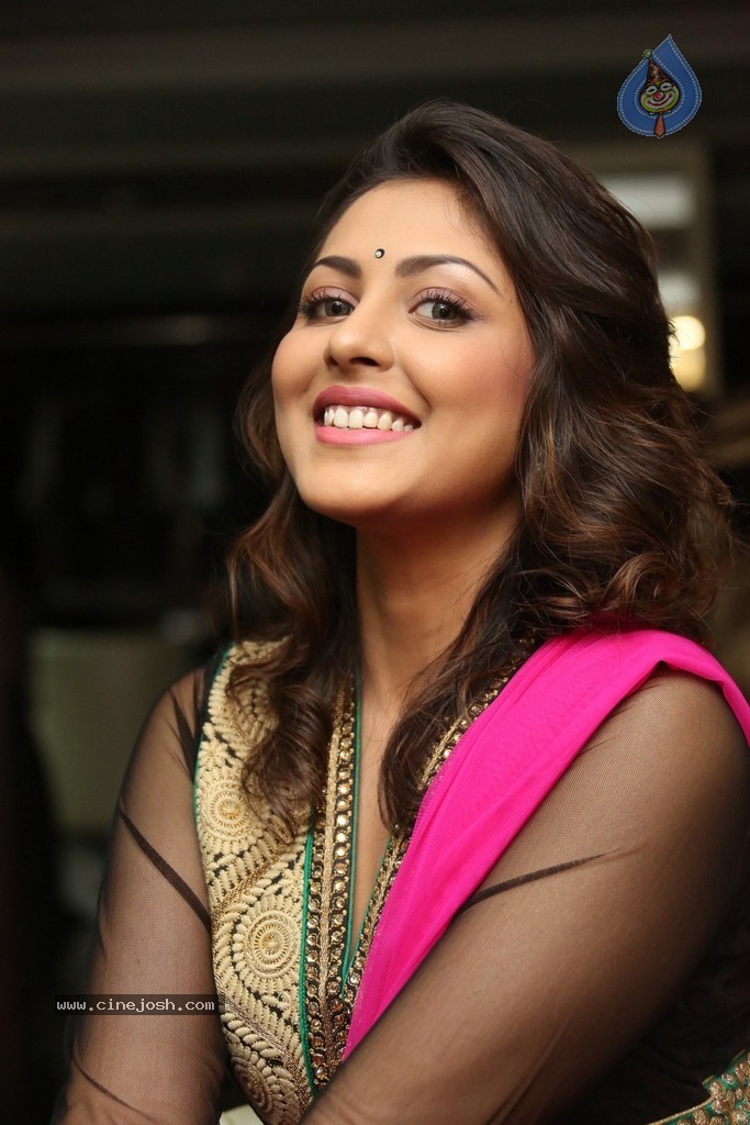 Madhu Shalini Cute Photos - 26 / 91 photos