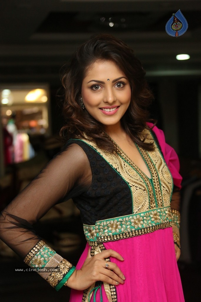 Madhu Shalini Cute Photos - 37 / 91 photos