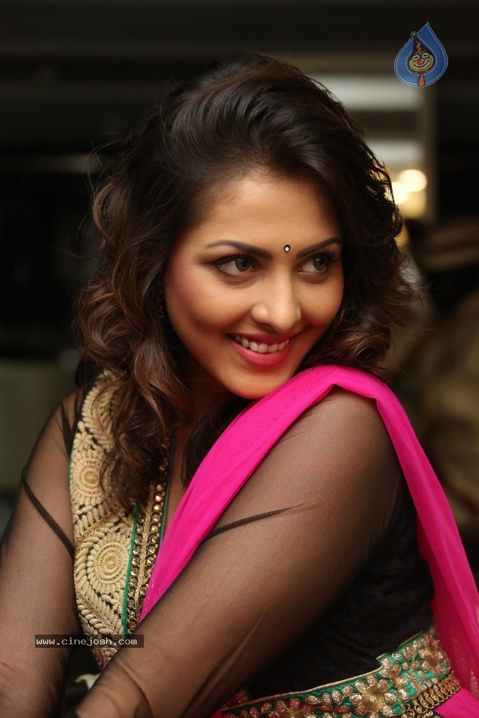 Madhu Shalini Cute Photos - 45 / 91 photos