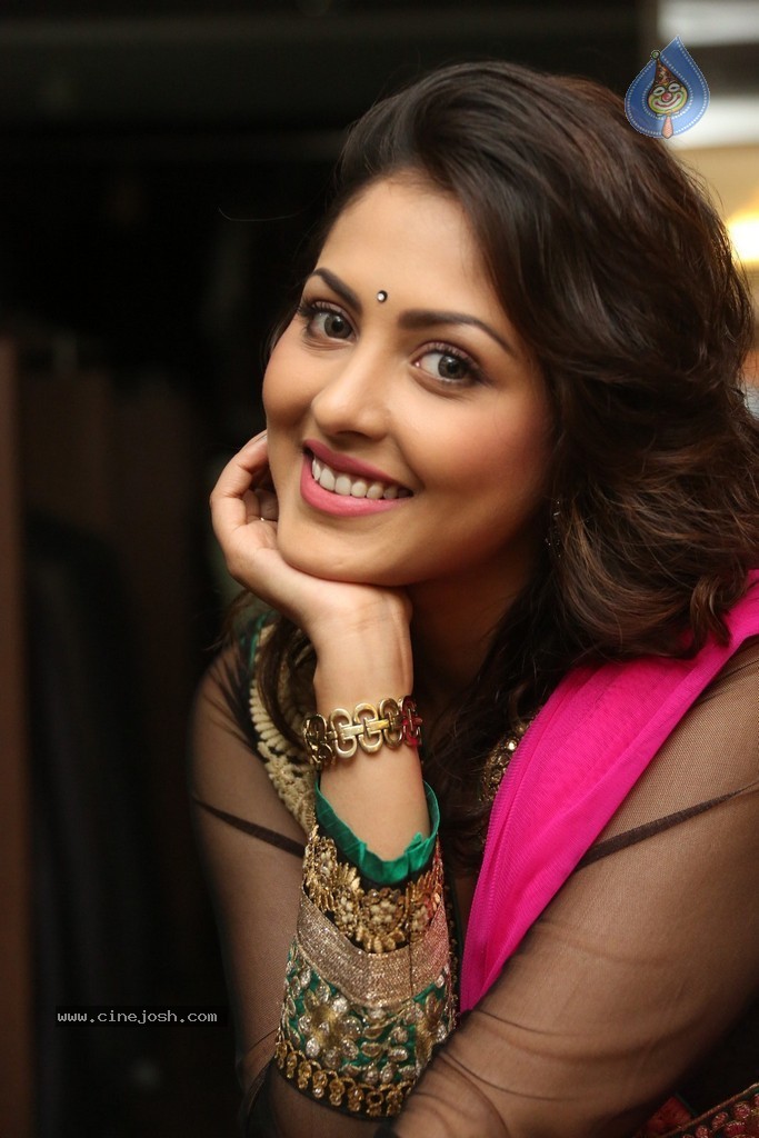 Madhu Shalini Cute Photos - 46 / 91 photos