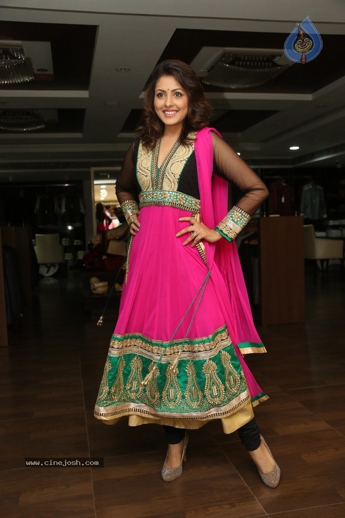 Madhu Shalini Cute Photos - 48 / 91 photos