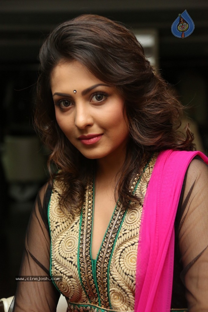 Madhu Shalini Cute Photos - 49 / 91 photos