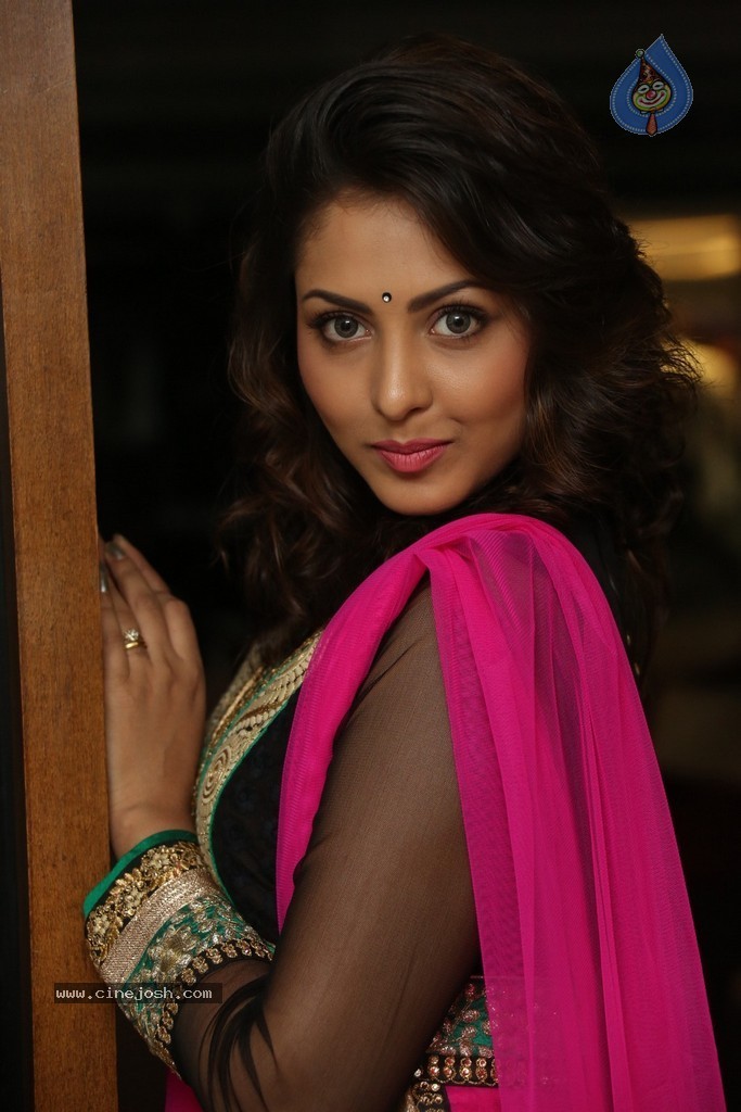 Madhu Shalini Cute Photos - 52 / 91 photos