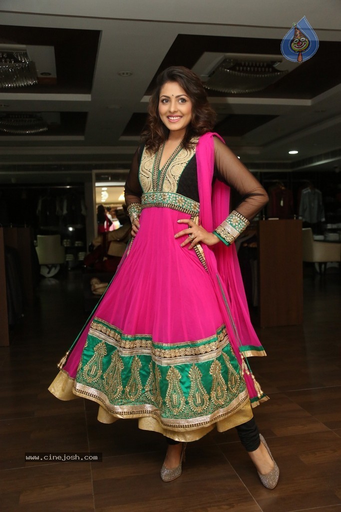 Madhu Shalini Cute Photos - 58 / 91 photos