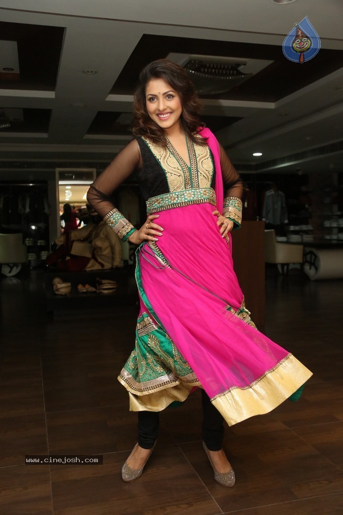 Madhu Shalini Cute Photos - 64 / 91 photos
