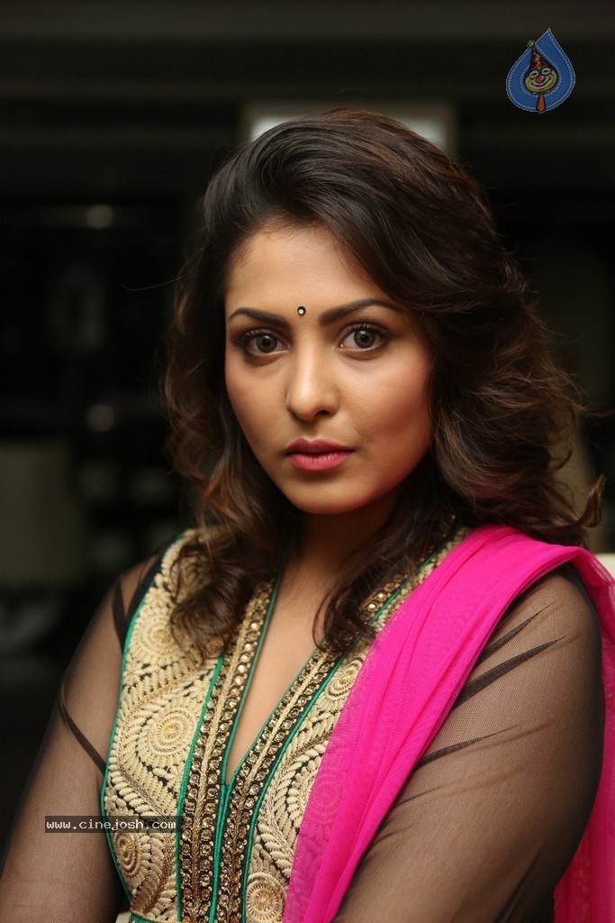 Madhu Shalini Cute Photos - 74 / 91 photos