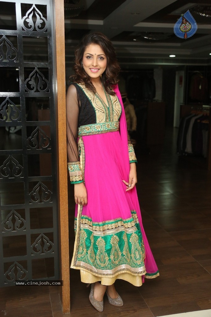 Madhu Shalini Cute Photos - 82 / 91 photos