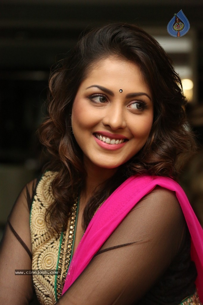 Madhu Shalini Cute Photos - 84 / 91 photos