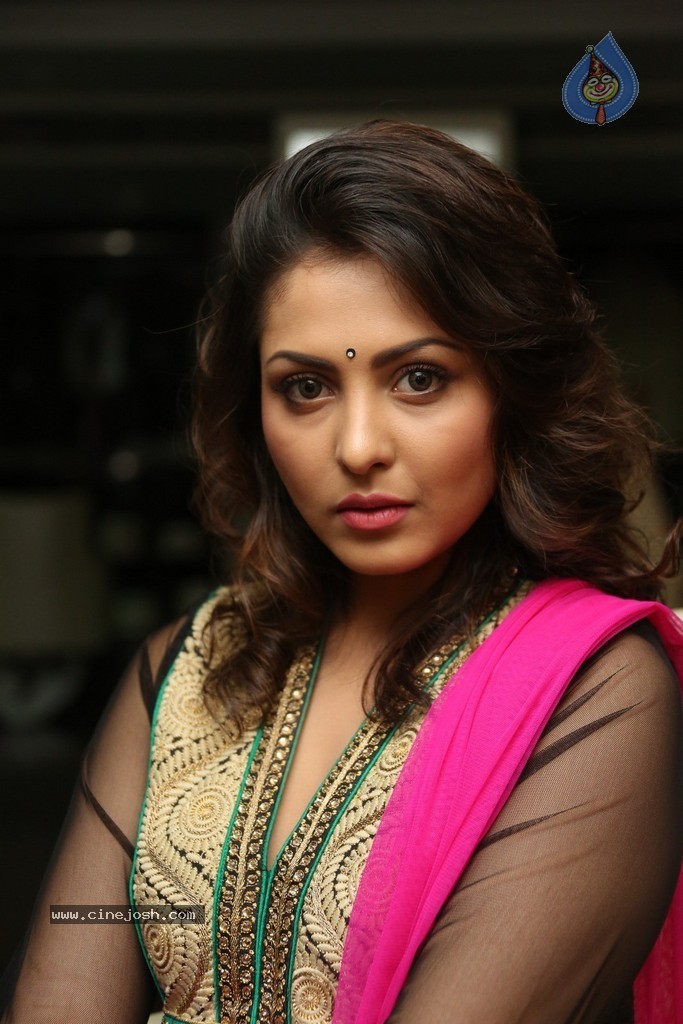 Madhu Shalini Cute Photos - 89 / 91 photos