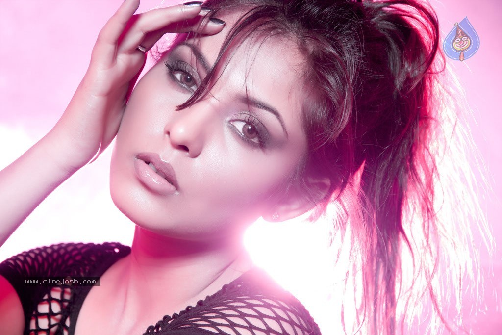 Madhu Shalini Hot Photos - 1 / 11 photos