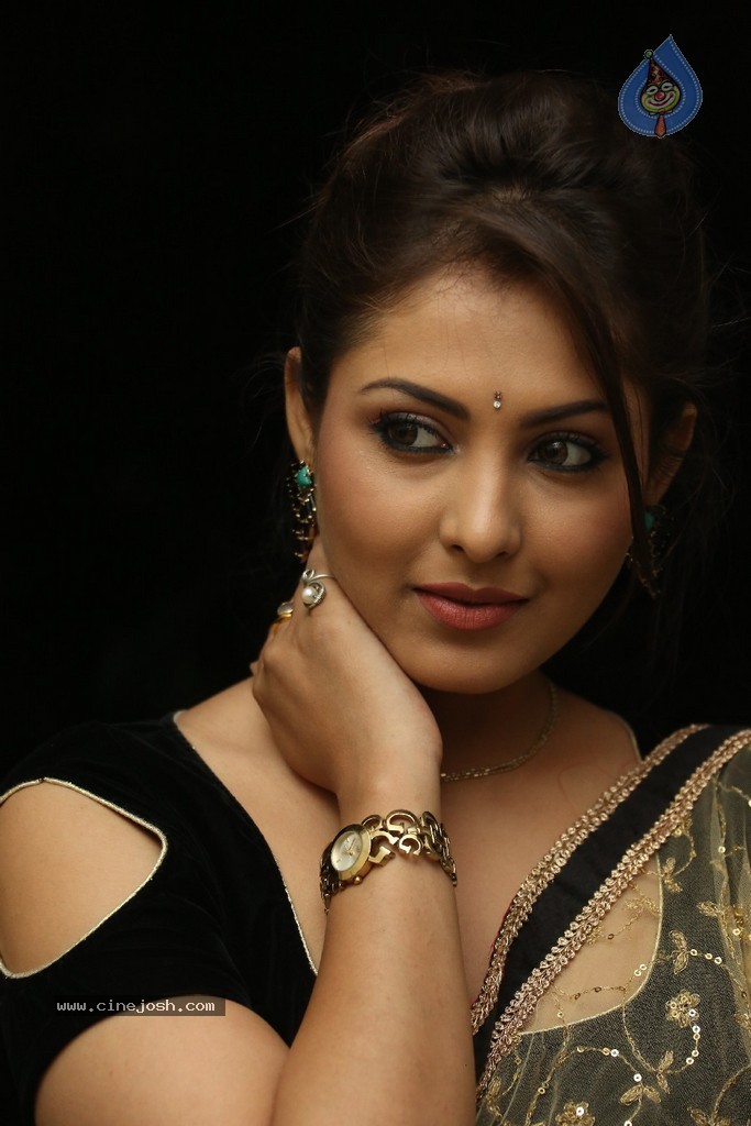 Madhu Shalini Latest Gallery - 31 / 193 photos