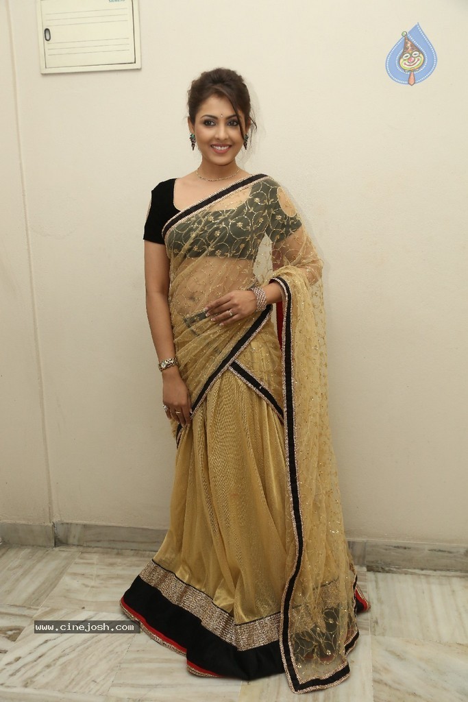 Madhu Shalini Latest Gallery - 103 / 193 photos