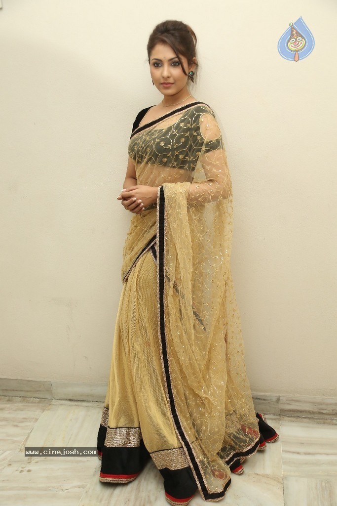 Madhu Shalini Latest Gallery - 118 / 193 photos