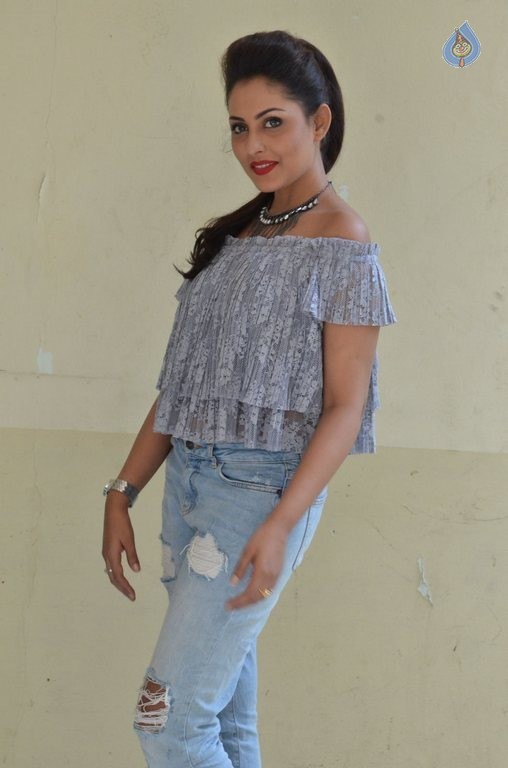 Madhu Shalini Latest Photos - 42 / 59 photos