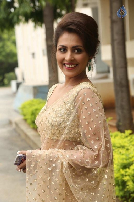 Madhu Shalini Latest Photos - 23 / 42 photos