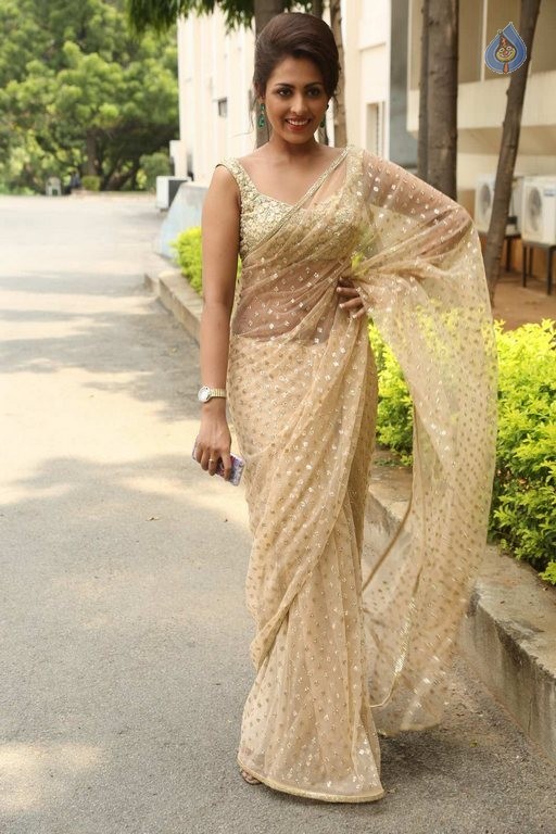 Madhu Shalini Latest Photos - 35 / 42 photos