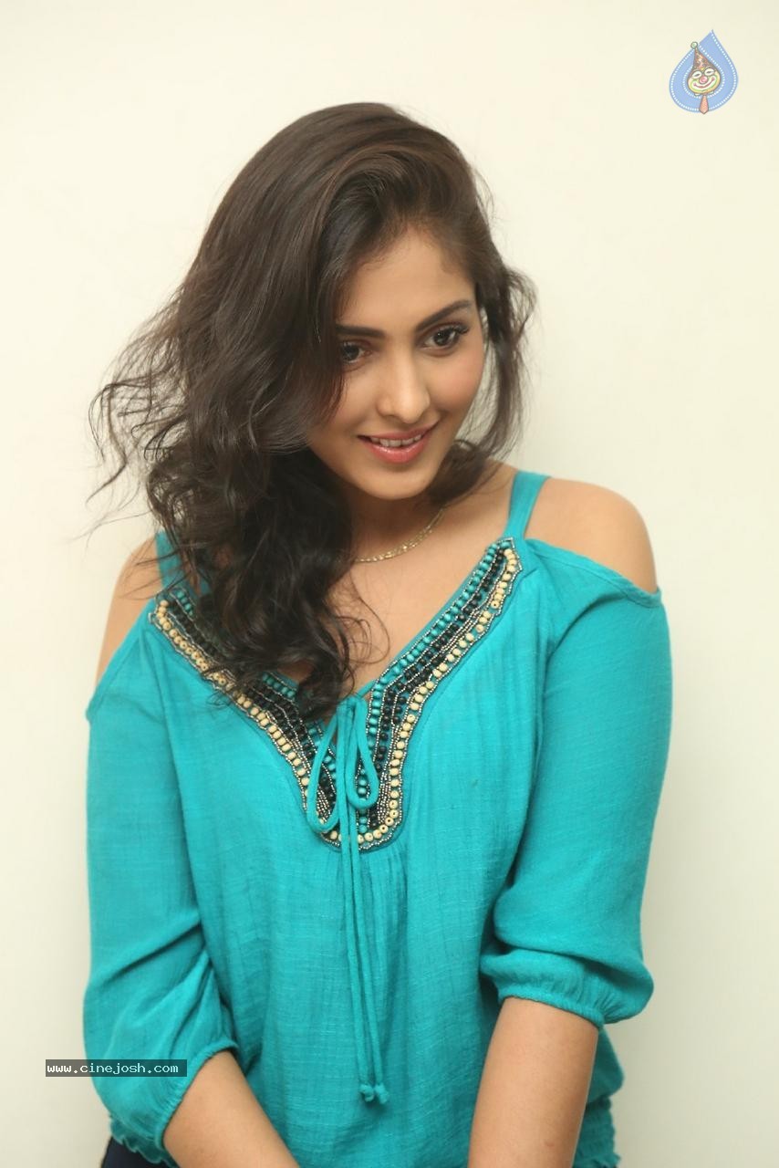 Madhu Shalini Latest Pics - 43 / 96 photos