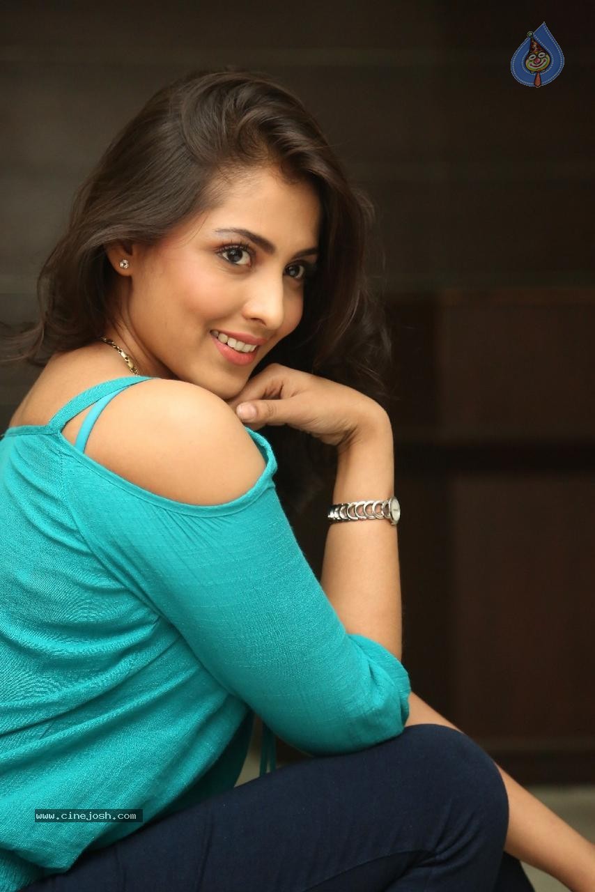 Madhu Shalini Latest Pics - 68 / 96 photos