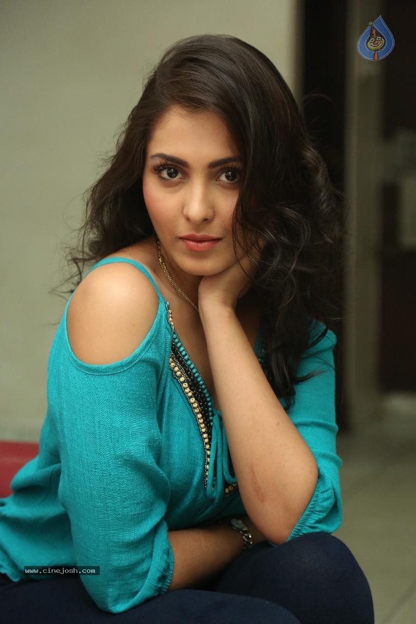 Madhu Shalini Latest Pics - 74 / 96 photos