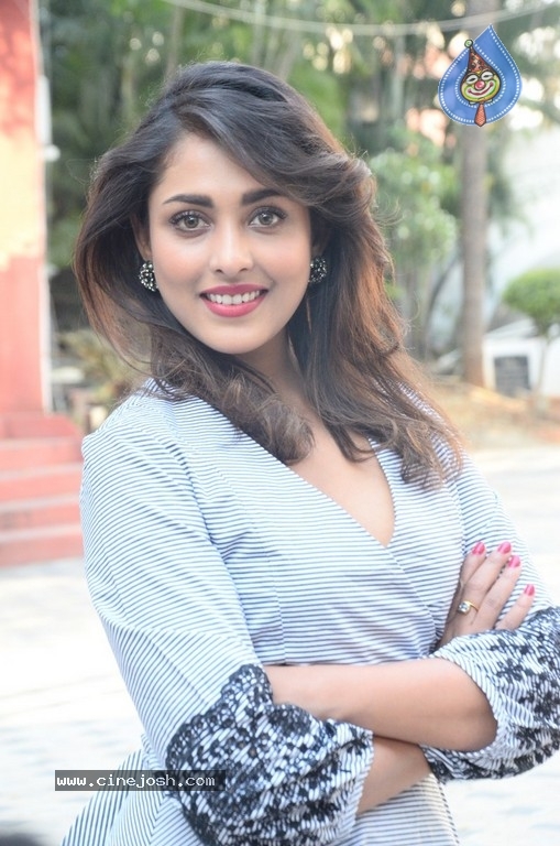 Madhu Shalini Latest Pics - 5 / 19 photos