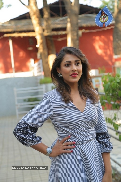 Madhu Shalini Latest Pics - 6 / 19 photos