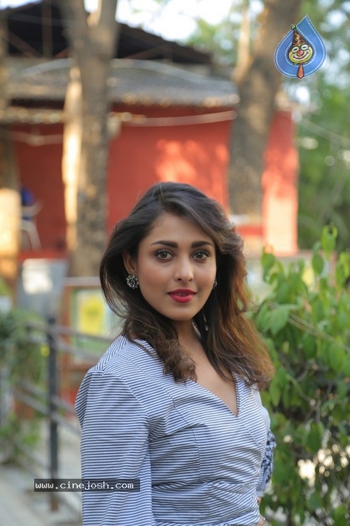 Madhu Shalini Latest Pics - 7 / 19 photos