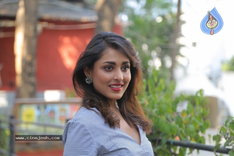 Madhu Shalini Latest Pics - 10 / 19 photos