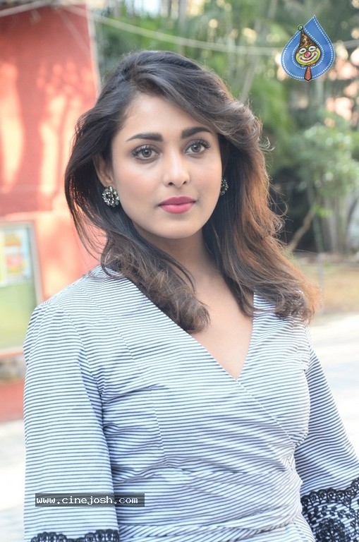 Madhu Shalini Latest Pics - 15 / 19 photos