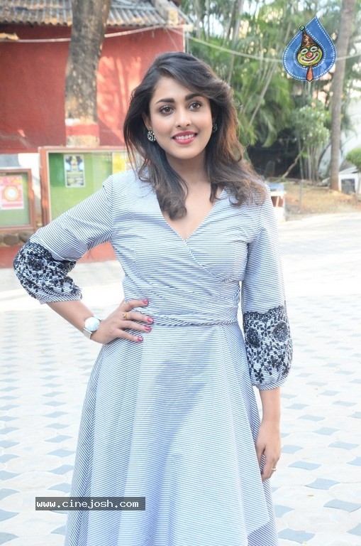 Madhu Shalini Latest Pics - 16 / 19 photos