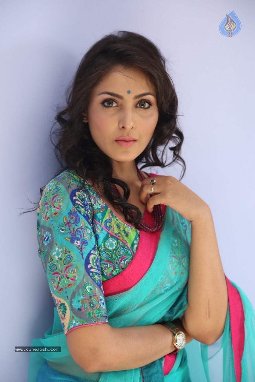 Madhu Shalini Latest Pictures - 17 / 96 photos