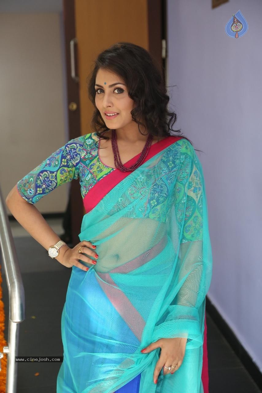 Madhu Shalini Latest Pictures - 23 / 96 photos