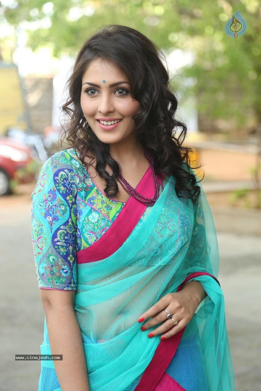 Madhu Shalini Latest Pictures - 25 / 96 photos