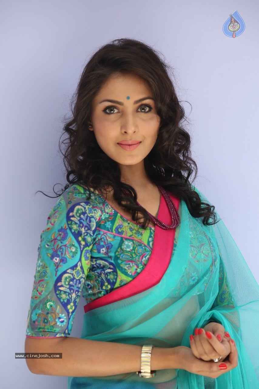 Madhu Shalini Latest Pictures - 32 / 96 photos
