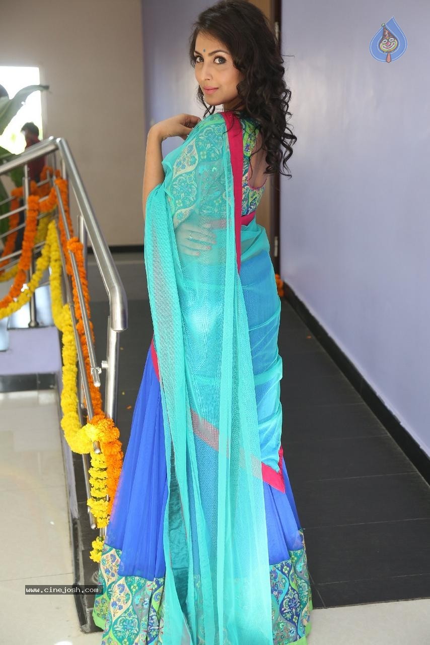 Madhu Shalini Latest Pictures - 34 / 96 photos