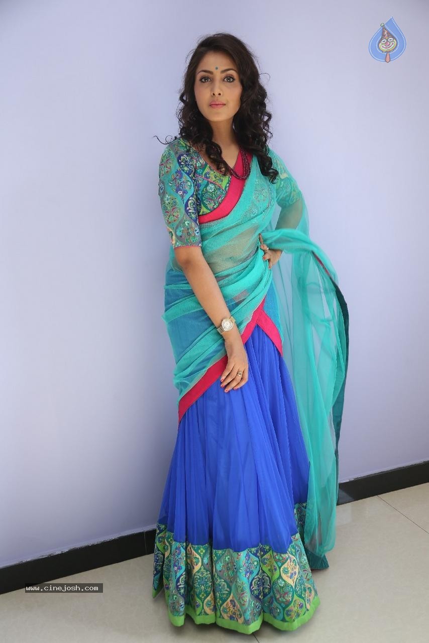 Madhu Shalini Latest Pictures - 35 / 96 photos