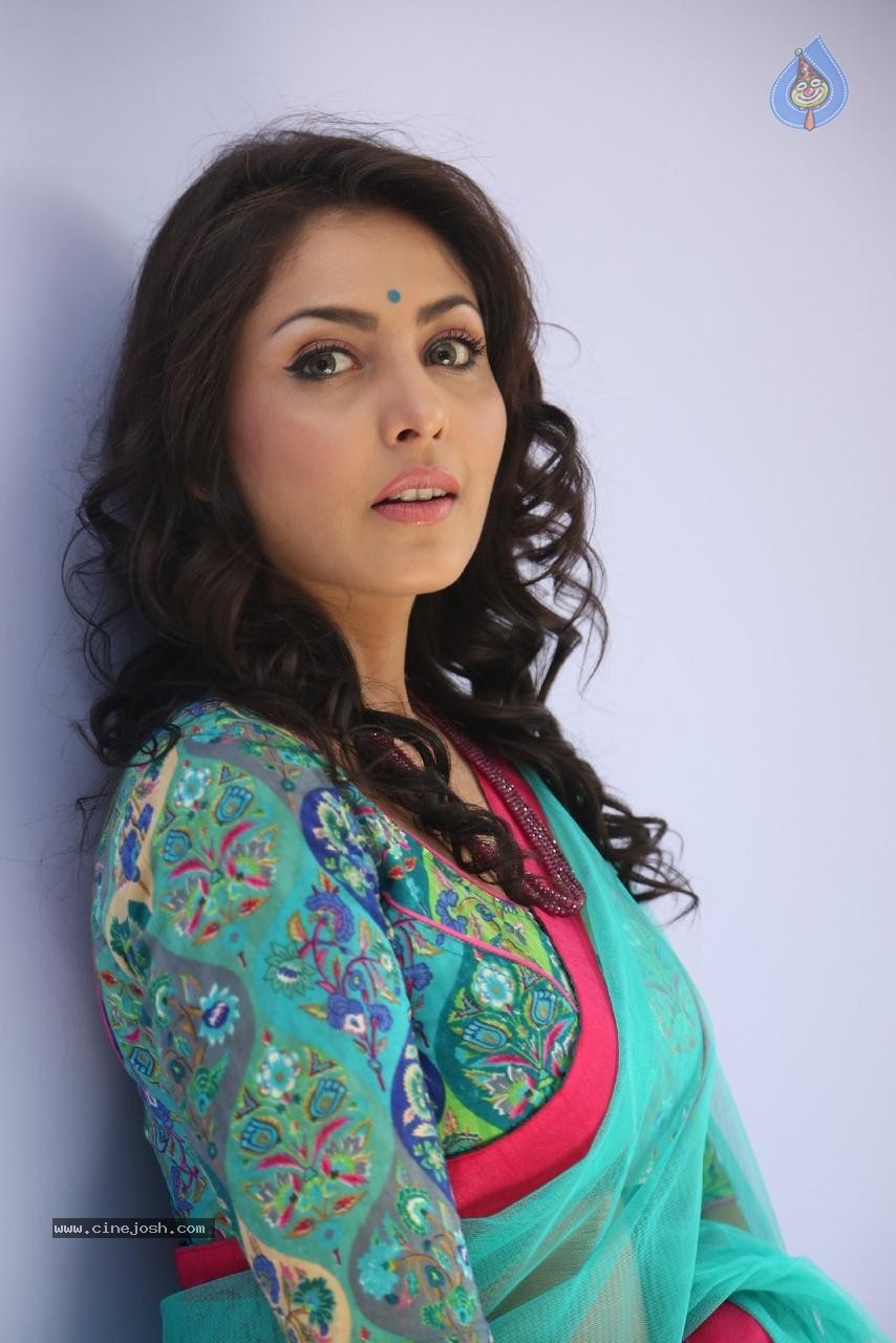 Madhu Shalini Latest Pictures - 36 / 96 photos