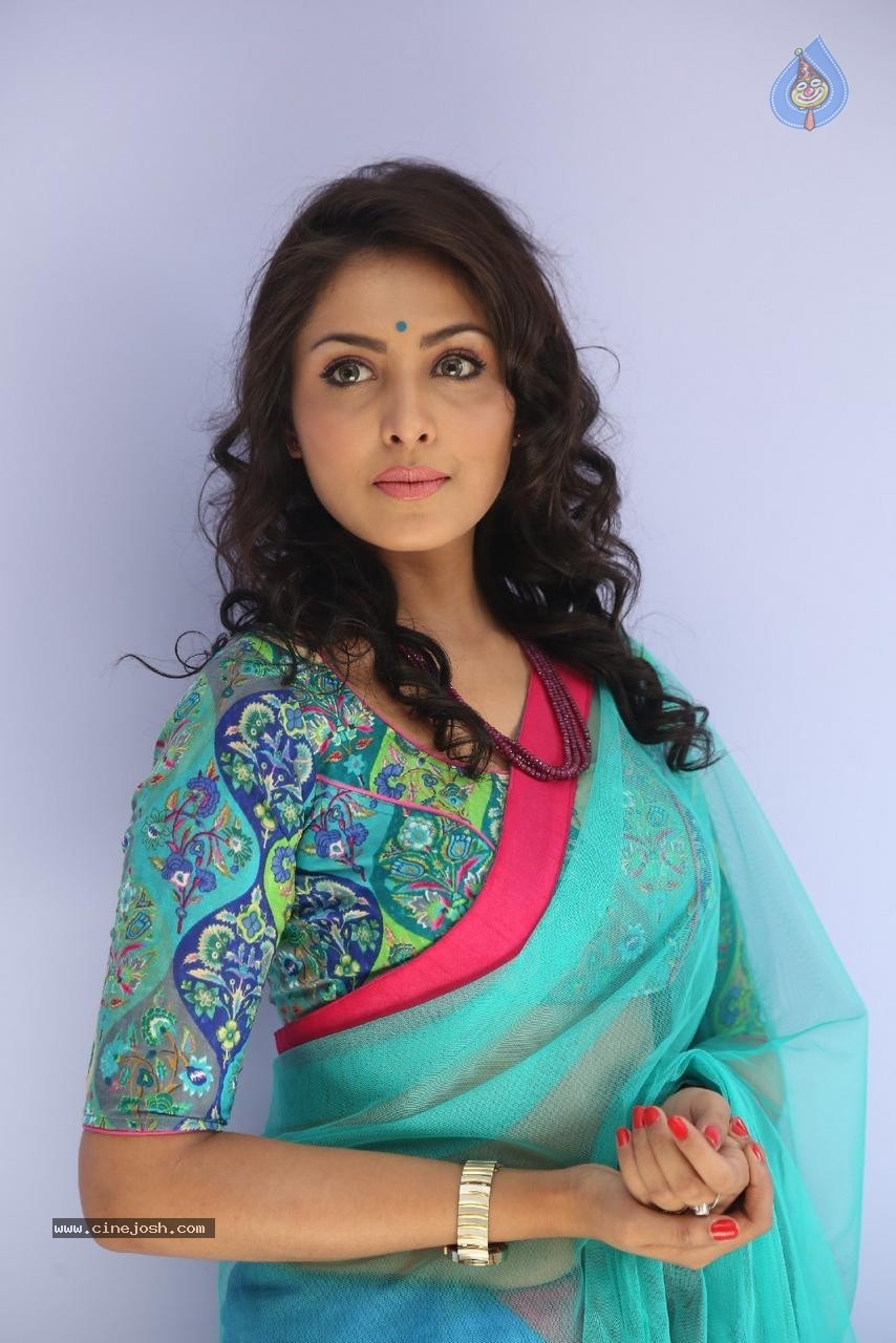 Madhu Shalini Latest Pictures - 39 / 96 photos