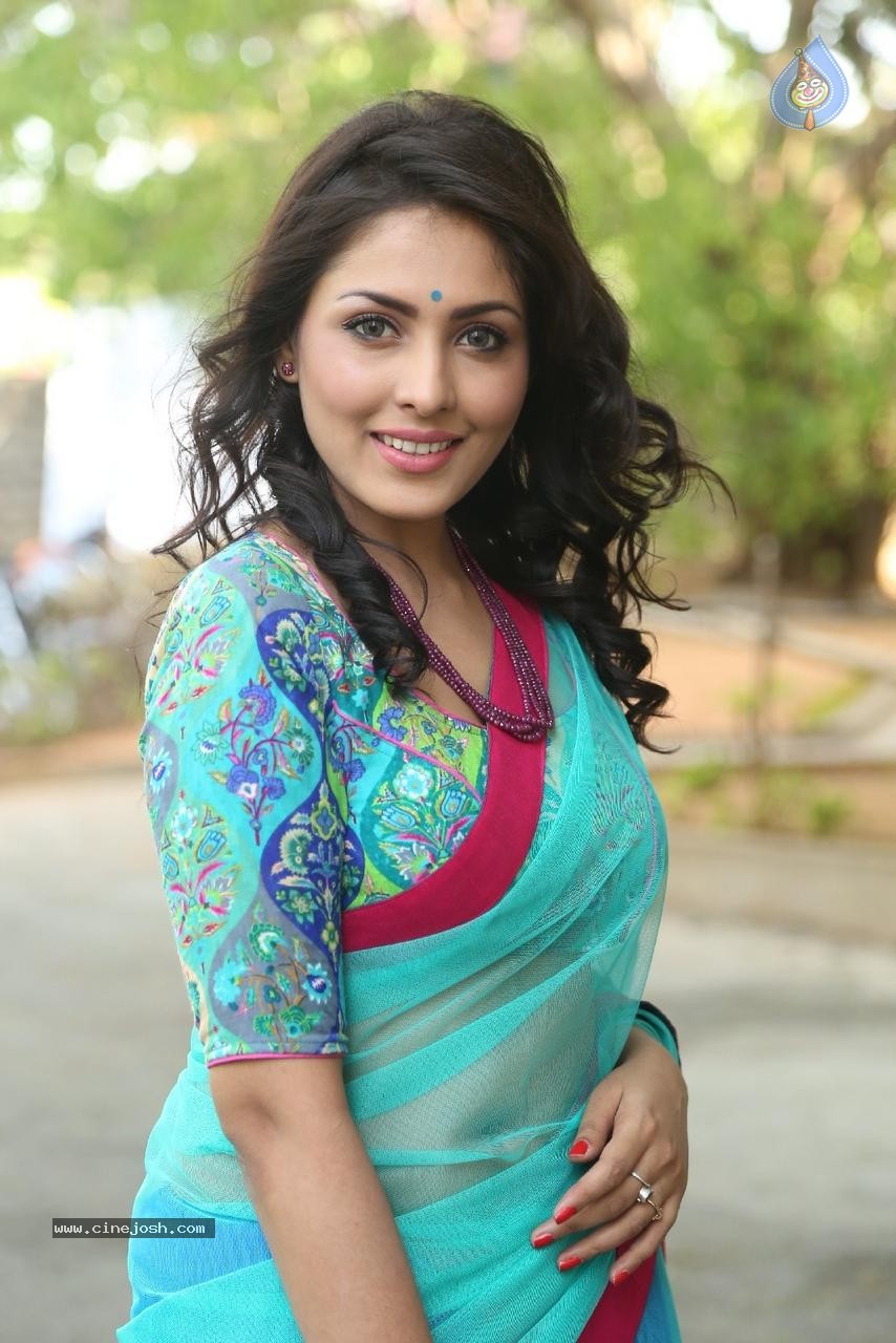Madhu Shalini Latest Pictures - 43 / 96 photos