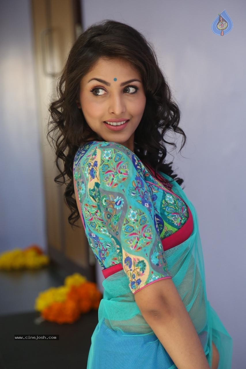 Madhu Shalini Latest Pictures - 44 / 96 photos