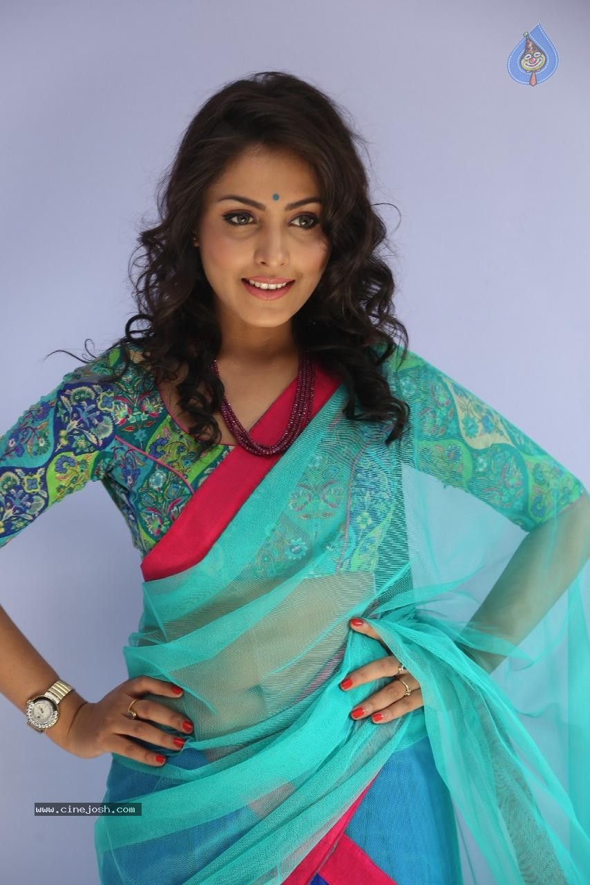 Madhu Shalini Latest Pictures - 45 / 96 photos