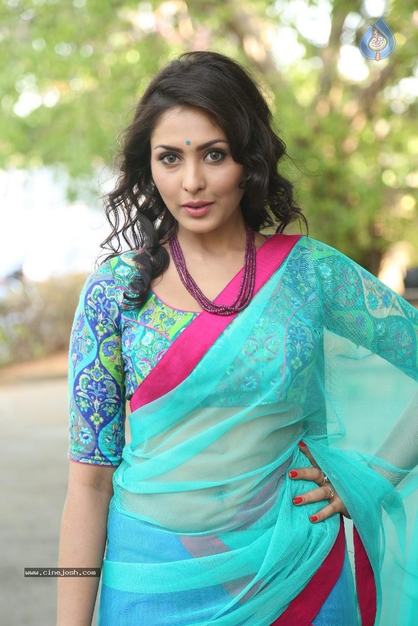 Madhu Shalini Latest Pictures - 52 / 96 photos