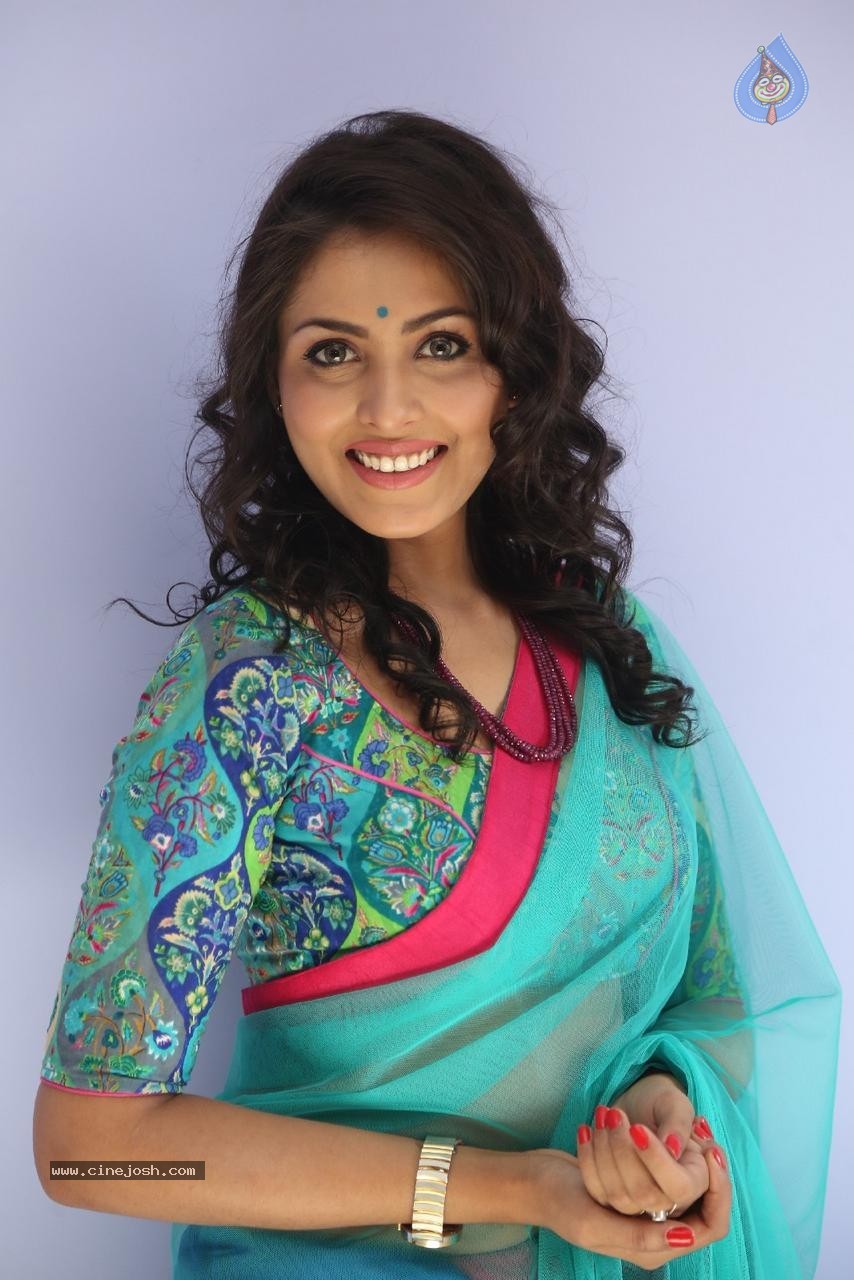 Madhu Shalini Latest Pictures - 55 / 96 photos