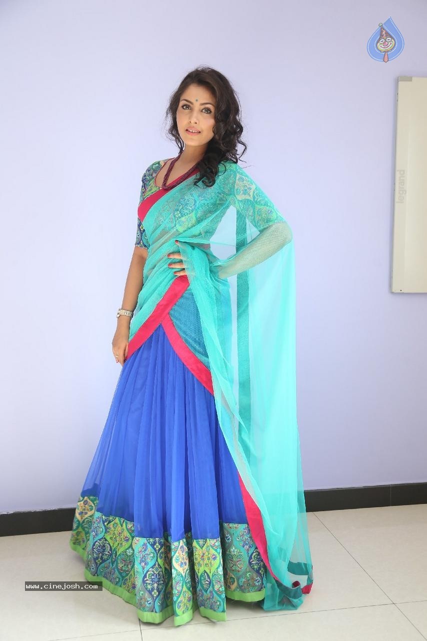 Madhu Shalini Latest Pictures - 59 / 96 photos
