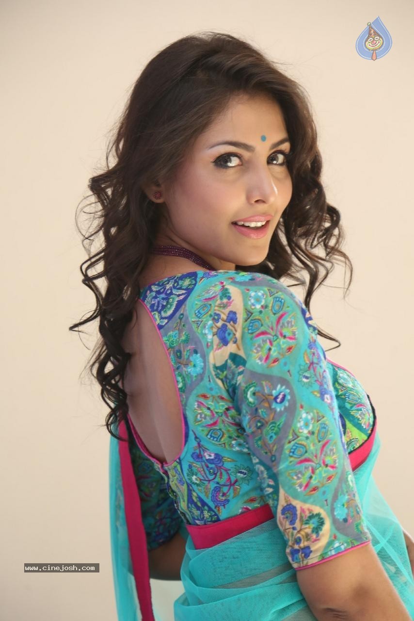 Madhu Shalini Latest Pictures - 70 / 96 photos