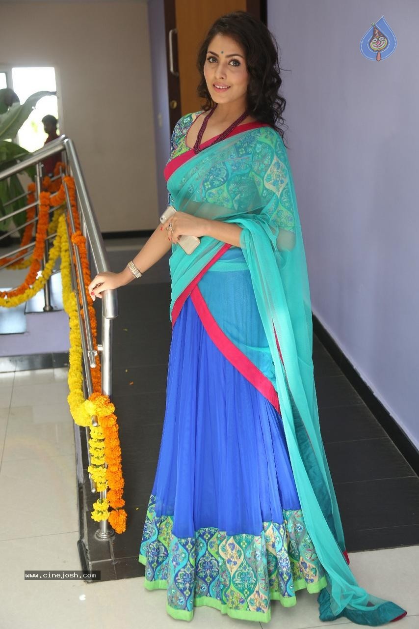 Madhu Shalini Latest Pictures - 75 / 96 photos