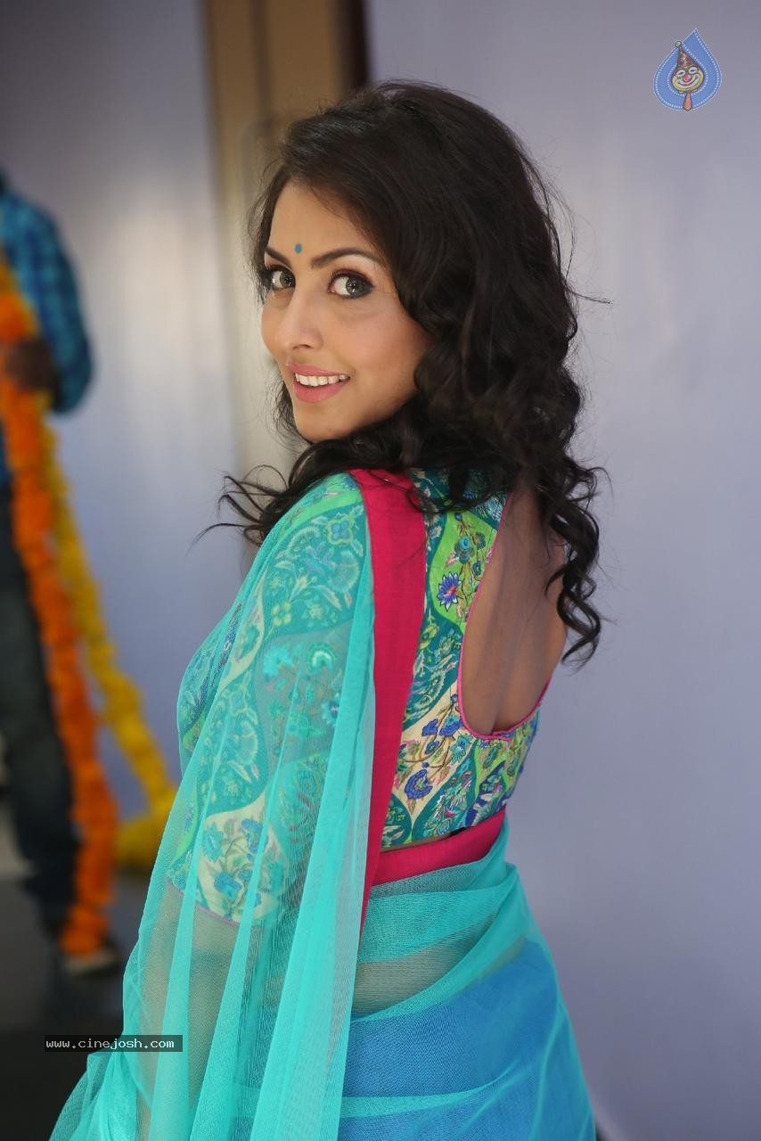 Madhu Shalini Latest Pictures - 86 / 96 photos