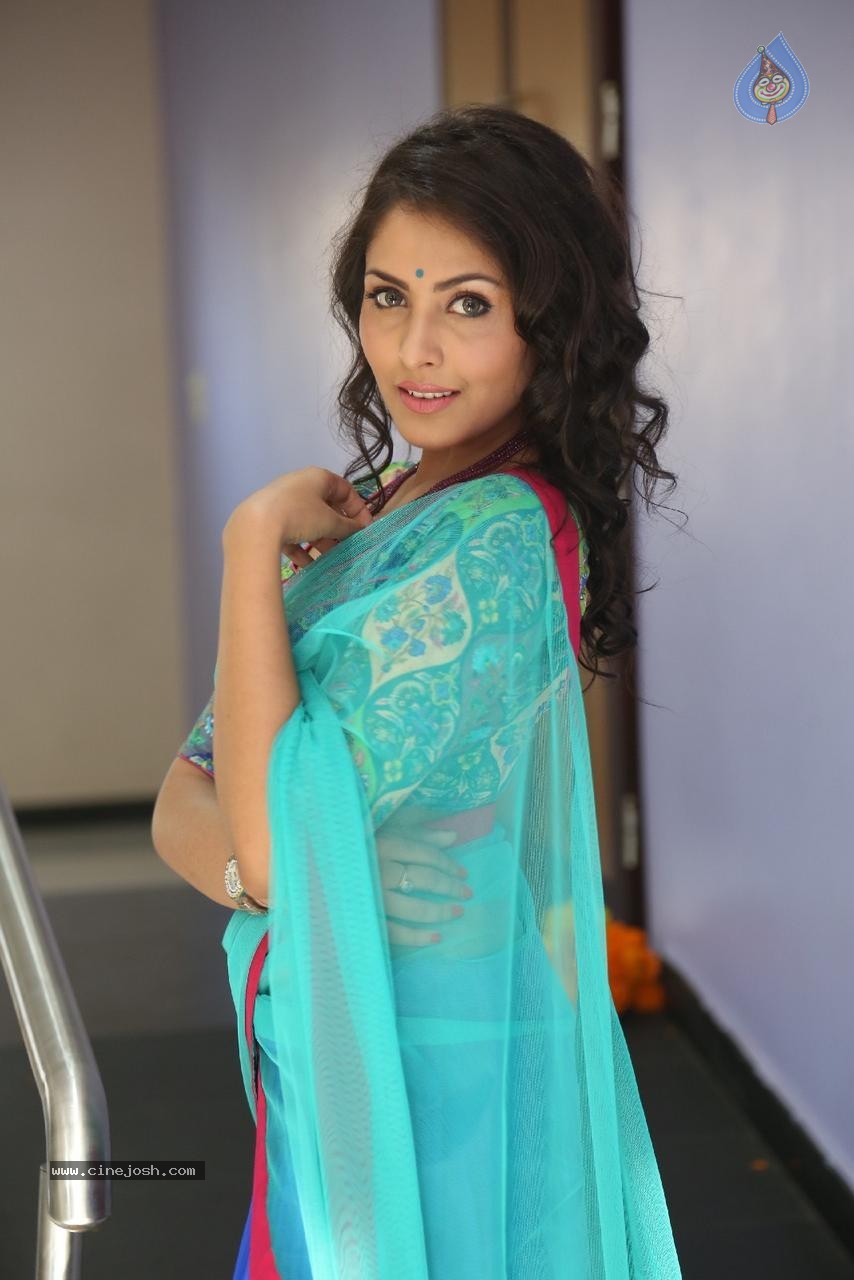 Madhu Shalini Latest Pictures - 87 / 96 photos