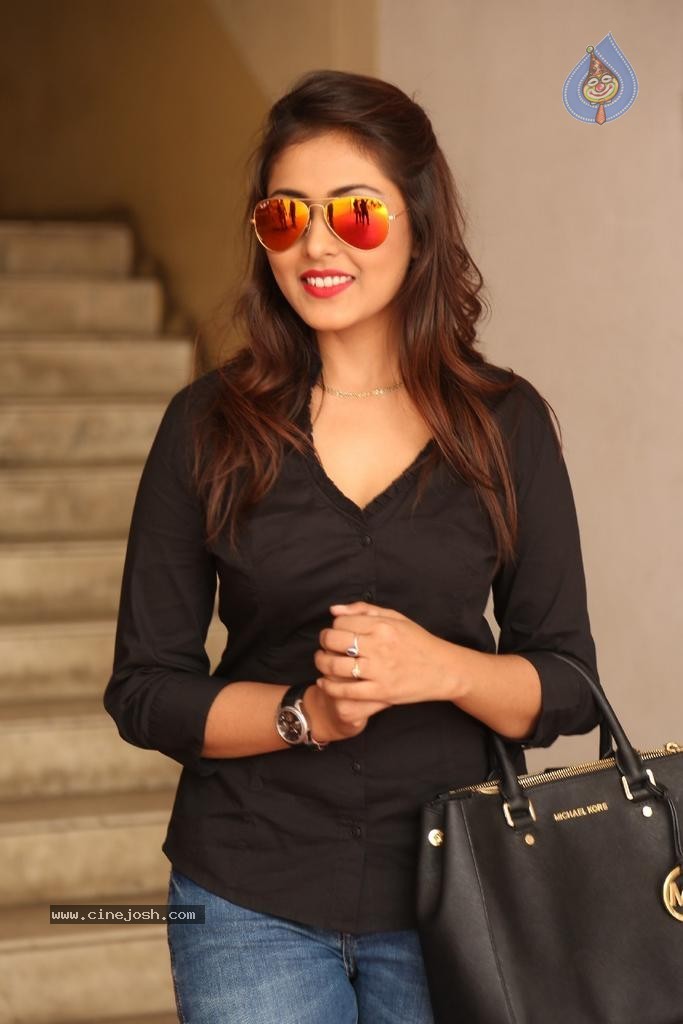 Madhu Shalini Latest Stills - 4 / 38 photos
