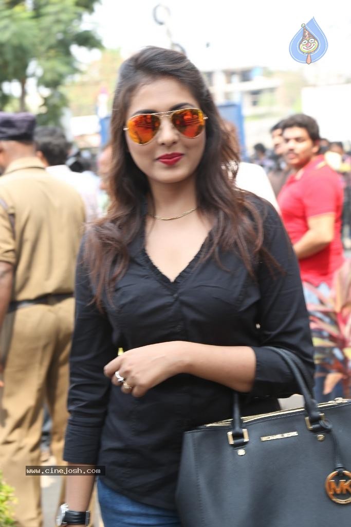 Madhu Shalini Latest Stills - 5 / 38 photos