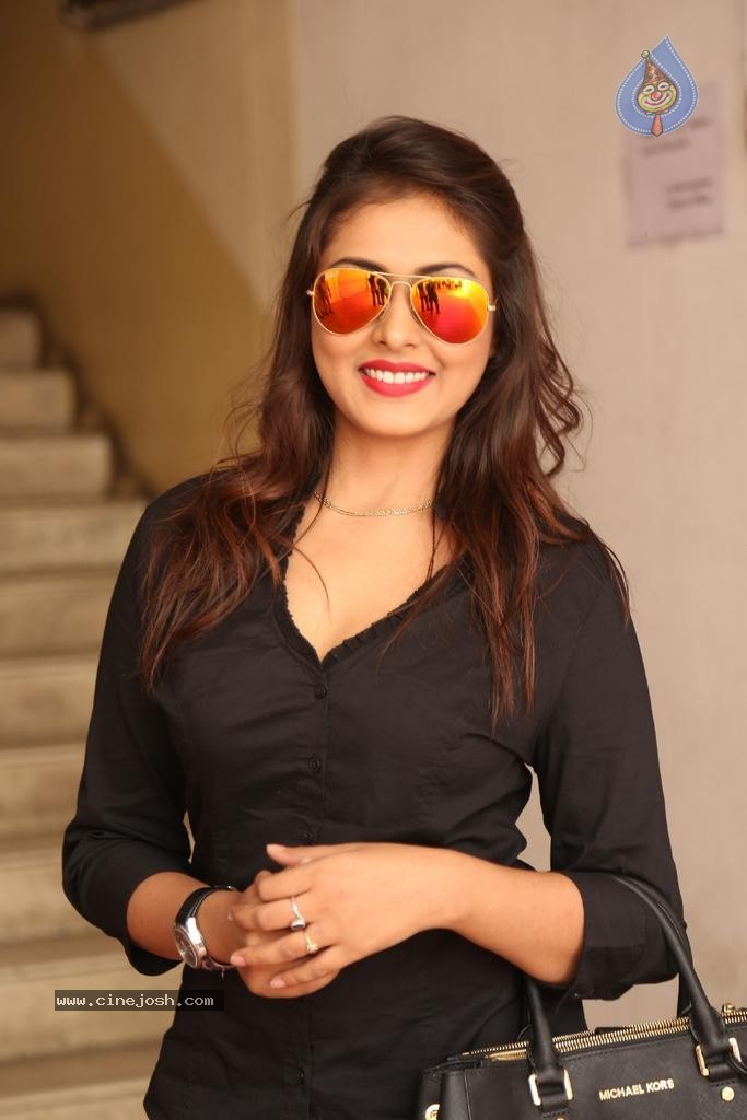 Madhu Shalini Latest Stills - 9 / 38 photos